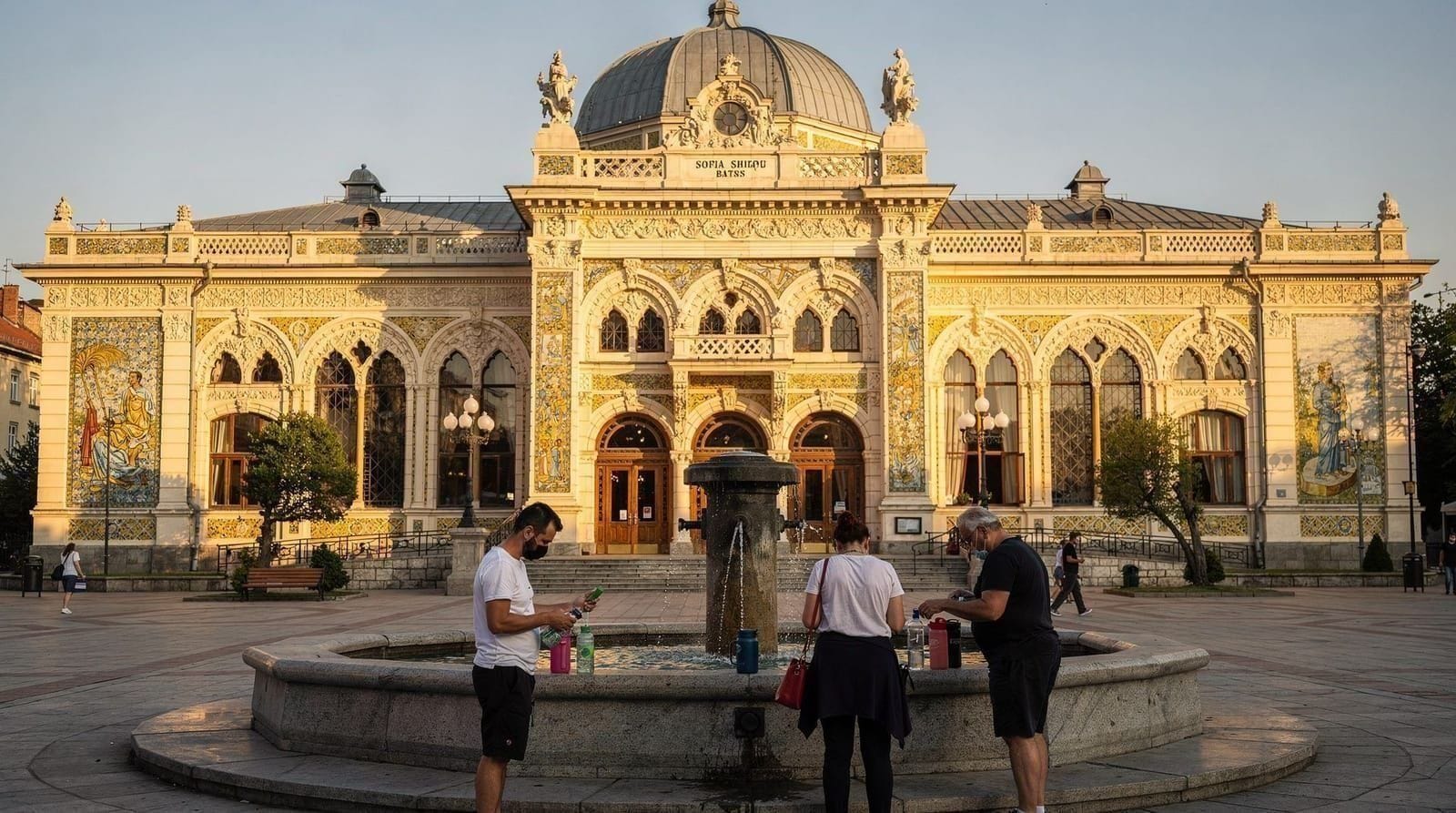 Sofia's mineraalbaden: het prachtige gebouw, de gratis fontein en waar je echt kunt baden — Sofia ligt op een grote geothermische gordel maar heeft verrassend weinig openba