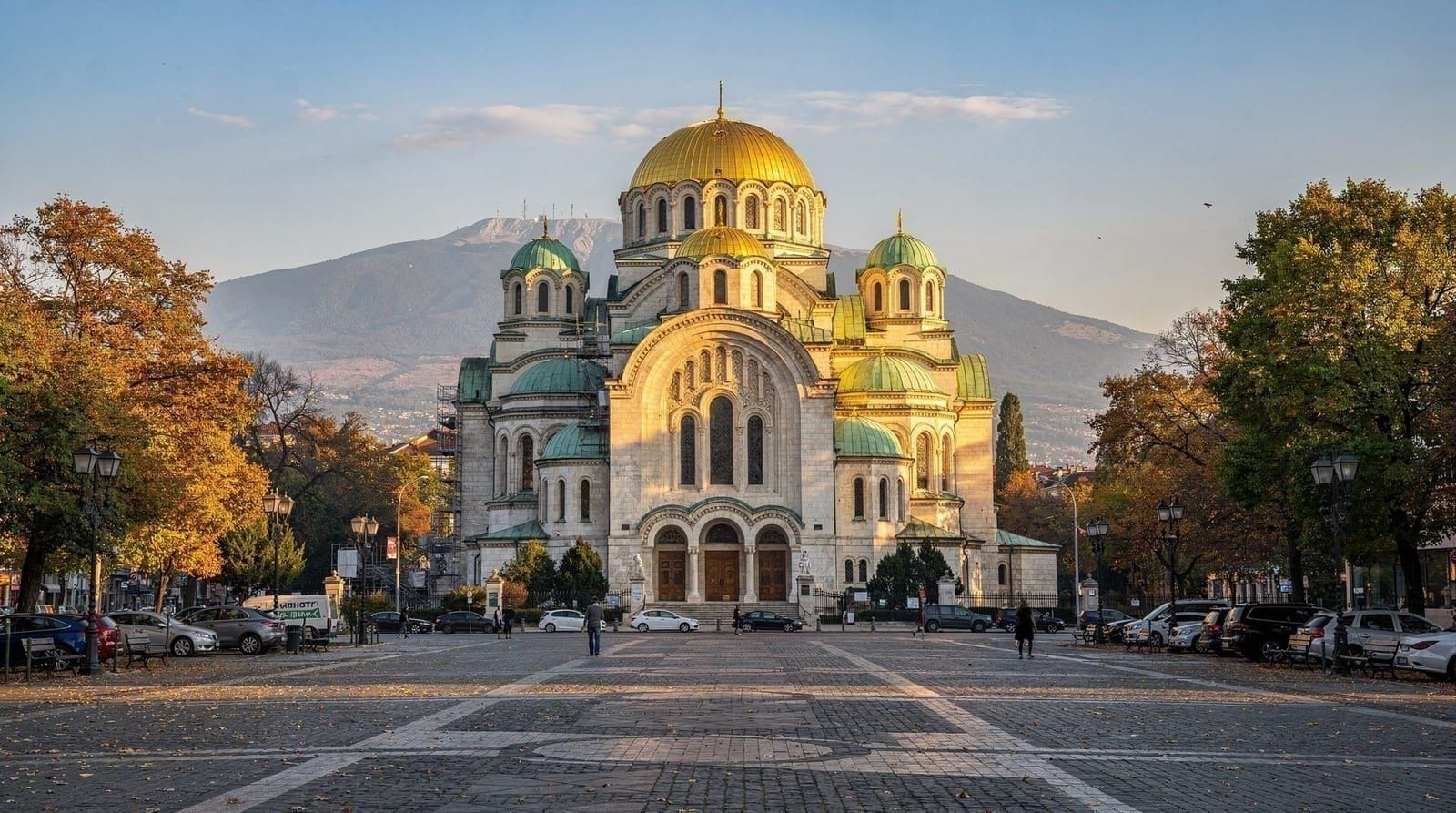 Cattedrale di Alessandro Nevski con cupole dorate e il monte Vitosha sullo sfondo, Sofia
